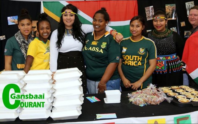 Sandra Boshoff (heel links) was die Suid-Afrikaanse sjef wat heerlike bobotie en koeksisters voorgesit het.  Hier staan sy saam met haar span van links: Mashate Boshoff, Andrea Wildschut, Chanel Perrumel, Nicole Jantjies, Jo-Marie Joseph en June Prins.