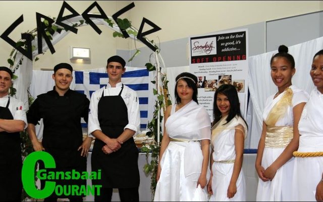 Die nuwe bistro-restaurant in die dorp, Serendipity, se sjefs het Griekse kos voorgesit en is vlnr Juandre Anderson, DeWet Visser en Adriaan Kruger saam met hulle helpers: Elandre Hans, Shaida Cupido, Amy Wolhuter en Bujiswa Nojozi.