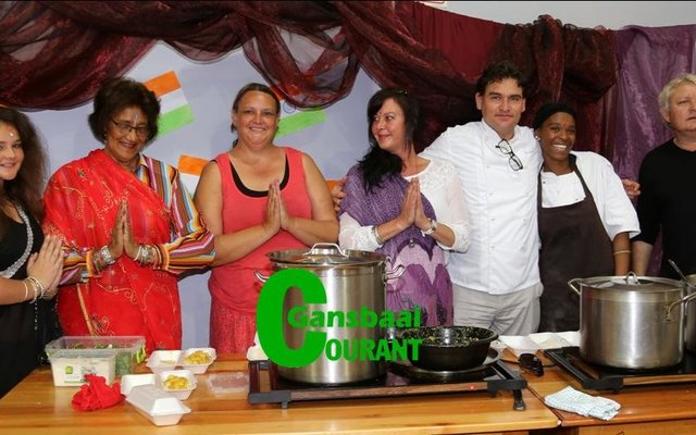 Die restaurant, Blue Goose is bekend vir hulle kerriegeregte en om Indië te  verteenwoordig  was  dus  ‘n  natuurlike  keuse.   Van  links poseer Annelize Geertz, Julia Wilson, Antoinette Geertz  en die Blue Goose span.