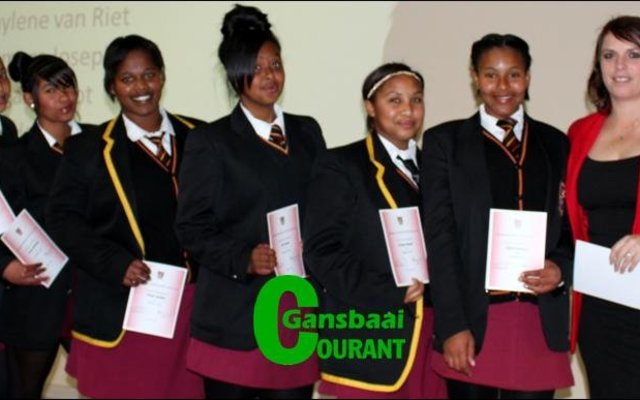 Die o/19-netbalspan is van links:  Chanté October, Nerine Williams, Nicole Jangies, Erin Hansen, Jo-Maree Joseph, Zadia Plaaitjies en hul afrigter, Rialet Groenewald.