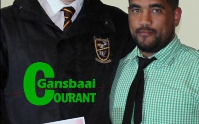 Chisto Veldsman (rugby o/15) ontvang sy toekenning van mnr G Verhoog.