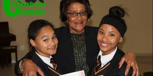 ‘n Spesiale oomblik tussen afrigter, Julia Wilson en twee o/15 netbalspelers – Mellison Booysen en Megan Pieterse.