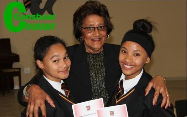 ‘n Spesiale oomblik tussen afrigter, Julia Wilson en twee o/15 netbalspelers – Mellison Booysen en Megan Pieterse.