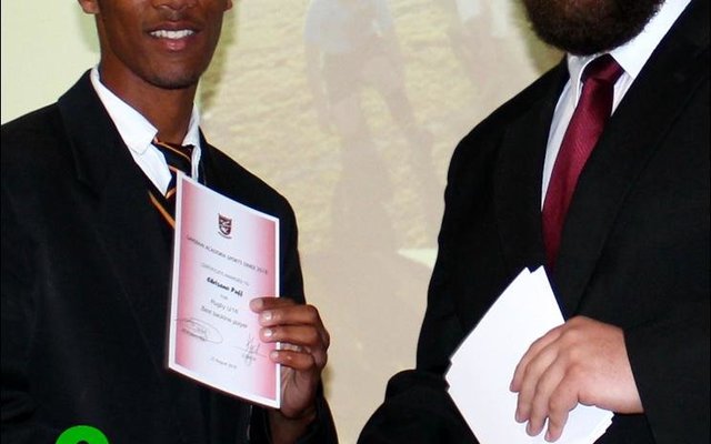 Mnr G van Eck oorhandig Chrizano Puff, ‘n o/16-speler se sertifikaat aan hom tydens die gala-aand.