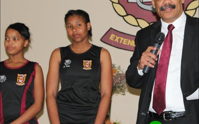 Aan die stuur van sake by Gansbaai Academia, is mnr Tommy Wilson hier saam met Zadia Plaatjies en Imadra Mbasa.