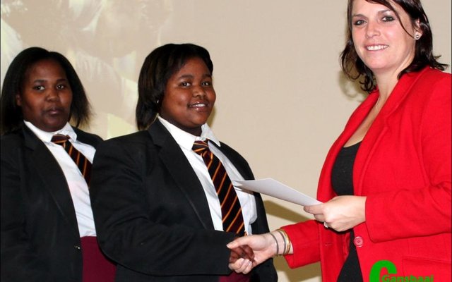 Gansbaai Academia spog met ‘n dogters-rugbyspan.  Rialet Groenewald (regs) oorhandig sertifikate aan  Nolonwabo  Gontyelwni en Chantelle Hendricks.