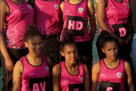 Die o/13 netbalspan van Gansbaai Primêr met hul spoggerige nuwe netbaluitrusting.