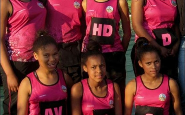 Die o/13 netbalspan van Gansbaai Primêr met hul spoggerige nuwe netbaluitrusting.