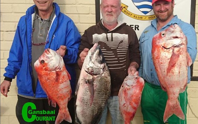Bryan Fitchat (middel) het 'n witsteenbras van 8.58 kg  uitgetrek.