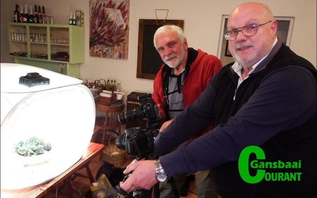 Robert Johnson (links) en voorsitter Riaan Jacobs is hier besig om die kamera’s op te stel vir praktiese oefening deur klublede.