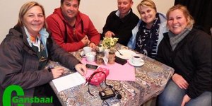 Gesellig om die koffietafel. Vlnr Marzaan Middleton, Benito Groenewald, Wayne Middleton, Stephanie Groenewald en Sharé Hobkirk.