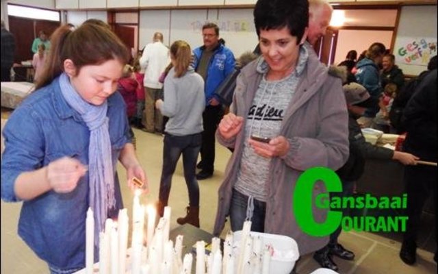 Mieke van Zyl (13) probeer haar bes om 'n klomp kerse dood te blaas.