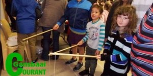 Henning Nowers (9) en Elzaan Boshoff (7) konsentreer om koeldrankbottels met ‘n stok en lyn te “vang”.