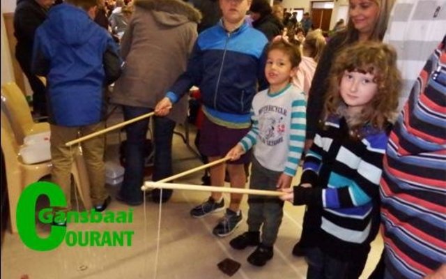 Henning Nowers (9) en Elzaan Boshoff (7) konsentreer om koeldrankbottels met ‘n stok en lyn te “vang”.