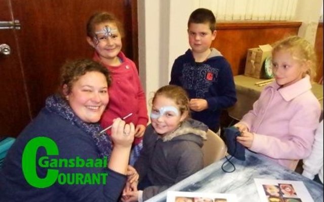  Die jongklomp het tougestaan sodat Maryke van Ryhn hul gesigte kon verf. Hier is sy besig om Marisca Fourie (10) te omtower.