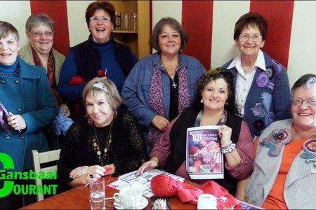 Die hekelgroep wat besluit het hekel is lankal nie meer net vir “Oumas” nie. Voor vlnr Rita, Alda (leier) en Dalene. Agter vlnr Anita, Suzette, Louisa, Emor en Kinnie.
