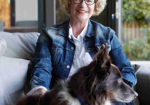 Moordvis-skrywer skenk opbrengs