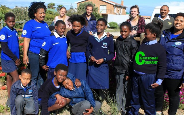 Dyer Island Conservation Trust en Grootbos Foundation plant bome in Franskraal. Agter regs is Bejamin Kondokter en Pinkey Engewu. Tweede van links is Nobesuthu Ntsomi.