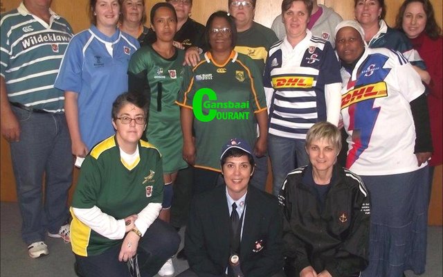 Gansbaai Munisipaliteit het loslitdrag vir Lentedag aangetrek en verversings geniet.  Voor vlnr  Zelna Botma, Delrone Dahl  en Annelie Lourens. Middel vlnr Marissa Radyn, Lavine Fisher, Dinah Harper, Junita Booker en Agnus Maphasa.  Agter vlnr Kat Myburgh (Areabestuurder),  Marzaan  Middleton,  Louise  Groenewald, Hantie Vermeulen, Philip Fourie, Madelein Swart en Annemien van der Merwe.