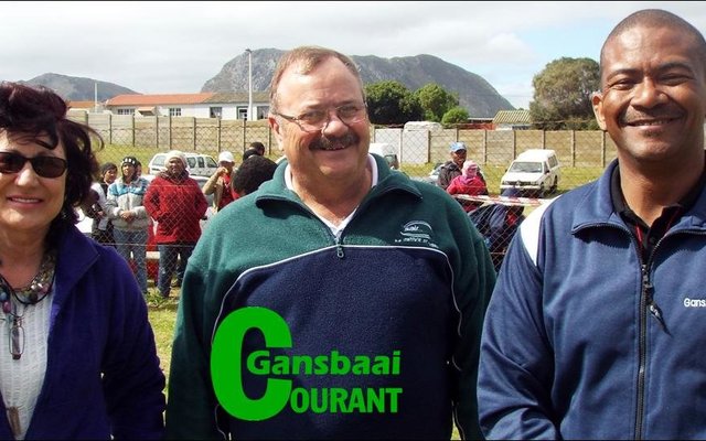 Gansbaai Munisipaliteit het goedgunstiglik die sportgronde vir die Interskole voorberei. Vlnr Rdl Riana de Coning, mnr Kat Myburgh (Areabestuurder) en mnr Tommy Volkwyn (skoolhoof). 