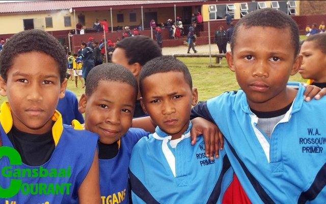 o/11’s met vasberade uitdrukkings op hul gesigte.