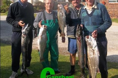 Dít is wat boothengel vir jou moontlik maak. Hier is ‘n voorbeeld van die verskillende spesies wat op een dag gevang is. Vlnr Albert Potgieter, Steve Serbon, Eddie Bester en  Jannie Roux.