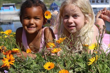 Amalia Schaafsma  and Ninke Kotzé (both 3 years old) will form part of  dance teacher, Lynette van Wyk and other artists’ Sunday concert in aid of young quadriplegic, Calvin Olivier. 