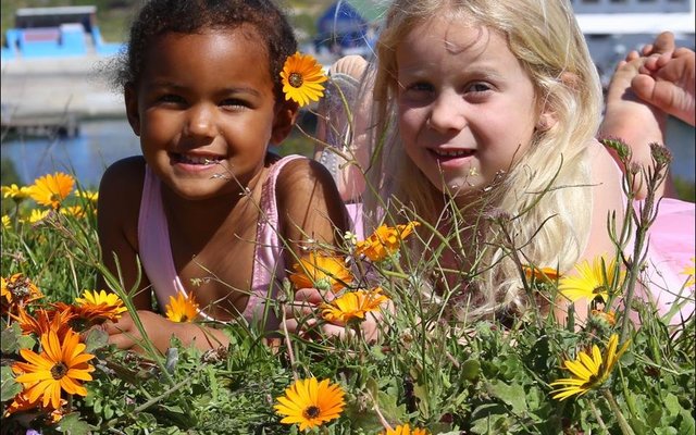 Amalia Schaafsma  and Ninke Kotzé (both 3 years old) will form part of  dance teacher, Lynette van Wyk and other artists’ Sunday concert in aid of young quadriplegic, Calvin Olivier. 