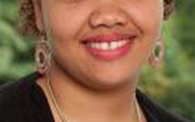 Jolyn Phillips van Blompark, wat haar debuutbundel, Tjieng Tjang Tjerries and other Stories, eersdaags by Gansbaai Primêr in Blompark bekendstel.