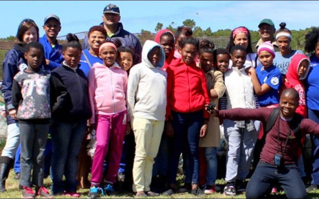 22 sakke kusvullis maak saak… Die groep wat hul Saterdagoggend afgestaan het om ons kusgebied op te ruim van afval,staan hier langs hul buit, moeg, maar tevrede.