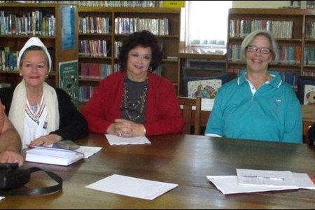 ‘n Voorlopige komitee is met die inisiatief van Gansbaai Biblioteek saamgestel met die oog op ‘n talentkompetisie wat volgende jaar in die dorp gehou sal word.  Van links Marjaan van Tonder,  Lynette van Wyk, Annelie Botha, Venda de Jager en Edna van der Linde.