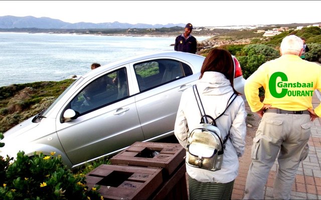 ‘n Huurmotor wat byna in die see beland het, word by De Kelders terug gesleep straat toe.