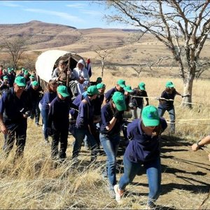 Die Wes-Kaapse Voortrekkers het gou agtergekom dat afdraend met ‘n ossewa veel moeiliker is as opdraend.  Die ‘Groot Trek’ vorm deel van die Voortrekkerbeweging se 85ste bestaansjaar.