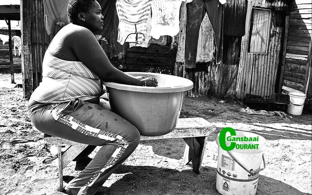  ‘n Tipiese voorbeeld van straatfotografie deur Robert Johnson wat emosie en lewensomstandighede uitbeeld.