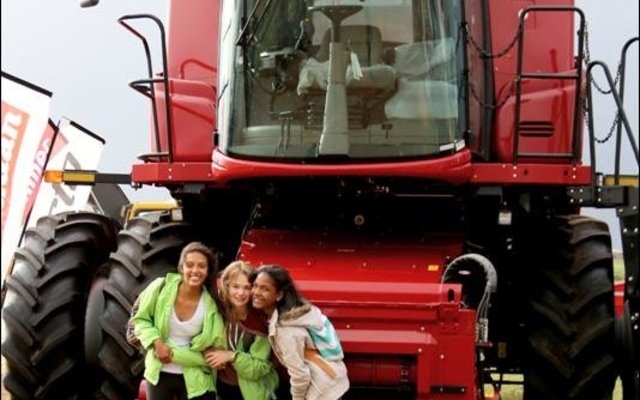 Die ysige koue en reën wat gepaard gegaan het met die Agri Mega Week wat verlede week in Bredasdorp aangebied is, kon nie die uitstallers en besoekers se geesdrif demp nie.  Die jongklomp het veral die reusetrekkers en implemente interessant gevind. Alicia Coetzer en Nicole Behr staan hier weerskante van Sonia, dogter van Orton King – Groep Uitvoerende Direkteur van die Mega Groep van Maatskappye.  Die meisies is Graad 6-leerlinge verbonde aan Laerskool Bredasdorp.