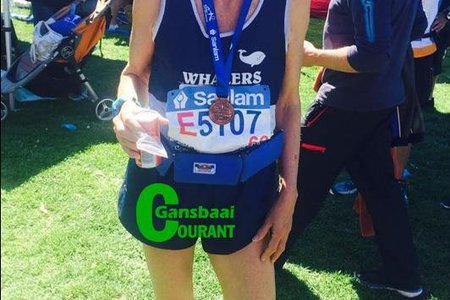 ‘n Uitgeputte, maar baie tevrede Julia Barlow, nadat sy in Kaapstad vir die 2017 Comrades tussen Durban en Pietermaritzburg gekwalifiseer het.  