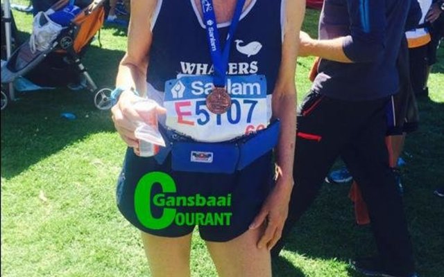 ‘n Uitgeputte, maar baie tevrede Julia Barlow, nadat sy in Kaapstad vir die 2017 Comrades tussen Durban en Pietermaritzburg gekwalifiseer het.  