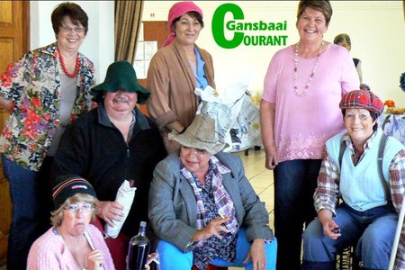 Vrolike Bietoubossers en Herberg-aan-See lede, wat soos boemelaars aangetrek het as deel van dié vroueklub se tema “Swaarkry met lekkerkry klaarkry”. Voor vlnr Marlene van Rooyen, Neolene Kleyn en Moira le Roux.   Middel is HaS se Bestuurder, John van Rooyen en agter vlnr Marie de Jager, Anita van Dyk en Aletta Lochner.