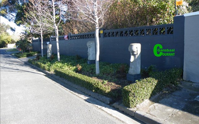 ‘n Voorbeeld van ‘n pragtige sypaadjie, maar teen die wet, aangesien dit nie deur voetgangers gebruik kan word nie.