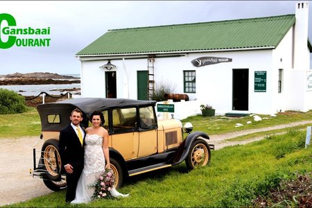  ‘n Bruid laat haar nie stuit deur motreën, wind of koue nie.  Gansbaai Courant het die pasgetroude Kilpert-egpaar Saterdag by die Strandveld Museum raakgeloop, kort na hul huweliksbevestiging in die NG-kerk. Die bruid, Marinette, is ‘n oud-Gansbaaier en die dogter van Hannes en Susan Cilliers.  Sy is ‘n primêre skool onderwyseres in Durbanville en Ludwig werk in die buiteland.  Die onthaal is by  Strandskloof Karavaanpark gehou.