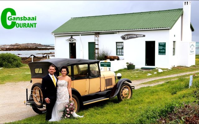  ‘n Bruid laat haar nie stuit deur motreën, wind of koue nie.  Gansbaai Courant het die pasgetroude Kilpert-egpaar Saterdag by die Strandveld Museum raakgeloop, kort na hul huweliksbevestiging in die NG-kerk. Die bruid, Marinette, is ‘n oud-Gansbaaier en die dogter van Hannes en Susan Cilliers.  Sy is ‘n primêre skool onderwyseres in Durbanville en Ludwig werk in die buiteland.  Die onthaal is by  Strandskloof Karavaanpark gehou.
