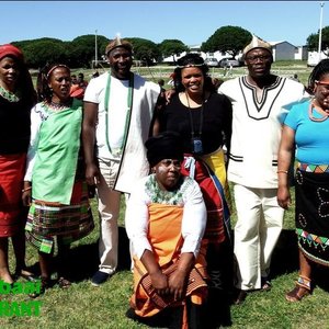 Kleurvolle tradisionele drag het luister aan  die Erfenisdagvieringe verleen by Masakhane Primêre Skool.