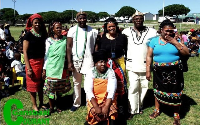 Kleurvolle tradisionele drag het luister aan  die Erfenisdagvieringe verleen by Masakhane Primêre Skool.