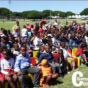 ‘n Deel van die groot groep opgewonde leerders van Masakhane Primêre Skool in kleurvolle tradisionele drag tydens hulle Erfenisdagvieringe.