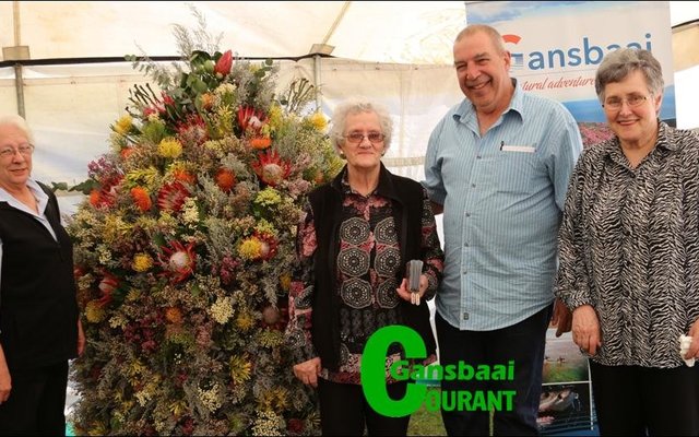 Linda Meyer, Lisa Gouws en Rita Bezuidenhout van Herberg-aan-See Ouetehuis hier saam met Dave Sawtelle, een van die organiseerders van die Funky Fynbos Fees.