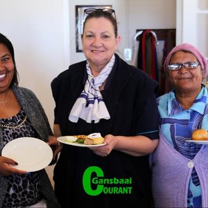 ‘n Tee vir ons dorp se senior burgers is by Fynbos Kwekery aangebied.  Ynona Jacobs van Overberg Munisipaliteit se Toerismekantoor staan hier by Licia Henn en Magrietha Felix (Silwerjare)