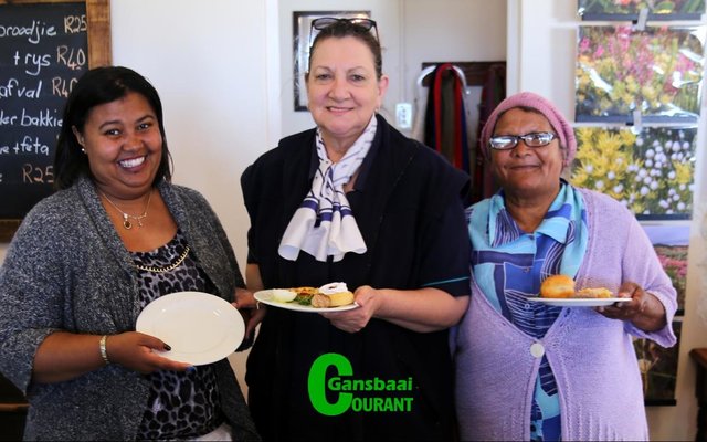 ‘n Tee vir ons dorp se senior burgers is by Fynbos Kwekery aangebied.  Ynona Jacobs van Overberg Munisipaliteit se Toerismekantoor staan hier by Licia Henn en Magrietha Felix (Silwerjare)