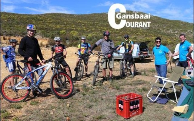 Kranige fietsryer, Dr Corrie Loubser (vierde van regs) en sy span wat gesorg het dat alles op die roete glad verloop, hier saam met Martiena en Du Toit Kotzé wat die Built-It/Seaview Cleaners waterpunt beman het.  