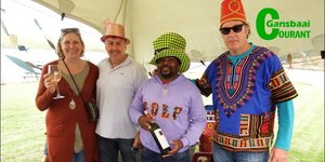 Lomond wyne het vir ‘n gesellige feesatmosfeer op die oewer van die Kraaiboschdam gesorg. Vlnr Caroline Gabb, David Mostert, Allan Mussa en Wayne Gabb (Eienaar: Lomond Wyne).