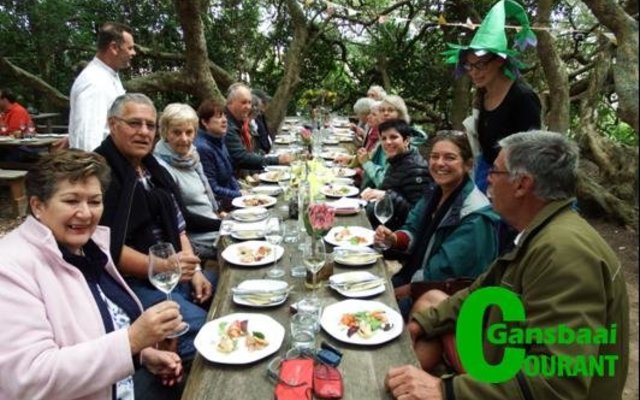 Wat kan feesteliker wees as goeie vriende, goeie wyn en goeie kos – en op die koop toe – uitstekende bediening in ‘n digte bos melkhoutbome.